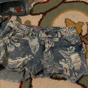Cute flower jean shorts
